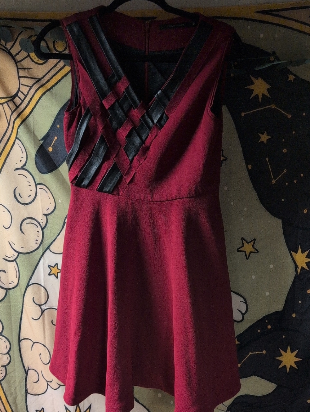 Sleeveless Burgundy Mini Dress with Black Trim - Elegant Fit & Flare